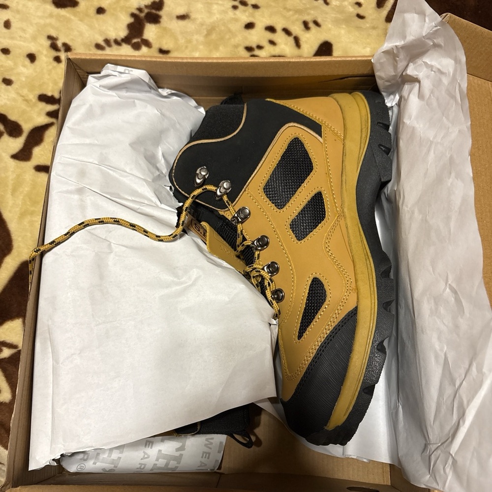 Sturdy Black and Tan Men's Hiking Boots